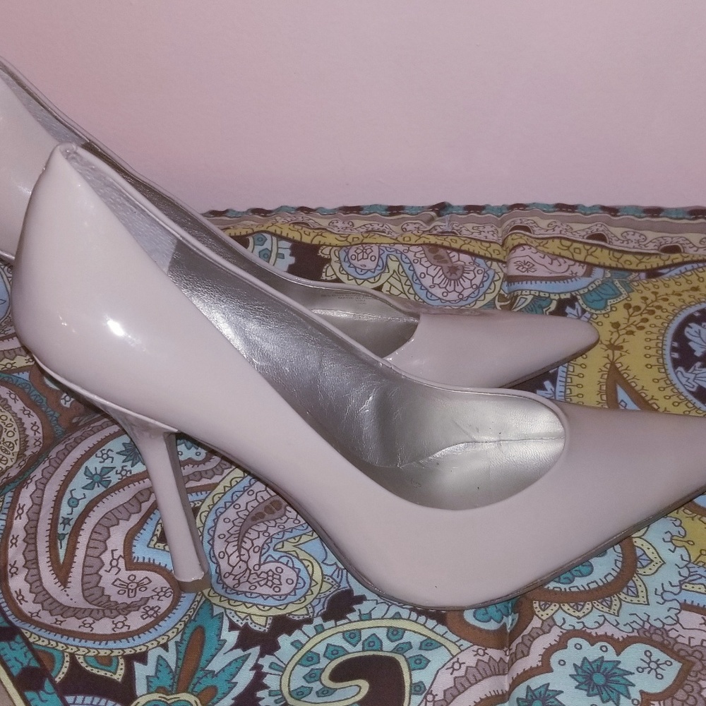 Guess healed pump shoes